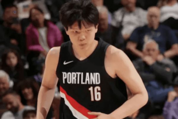 中岩投资 媒体人：杨瀚森今日是狂交学费的一场，要学习场上动作处理